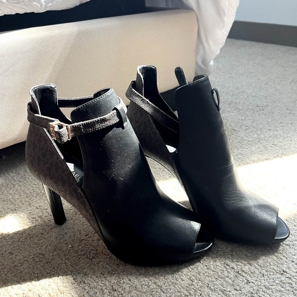 Micheal Kors Peep toe heels